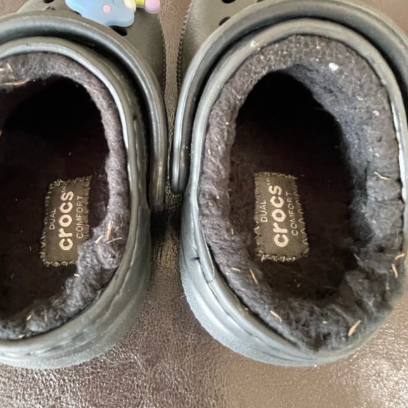 Crocs black fleece lined slip on mules clogs  with charms size child 4 - Picture 17 of 17